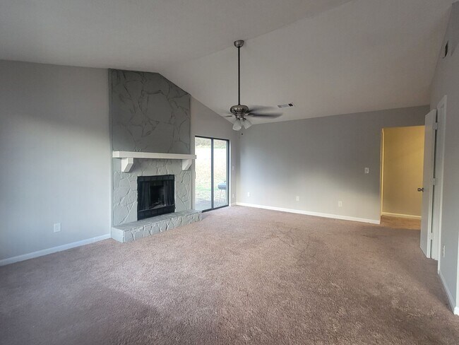 Building Photo - Super cute updated ranch! - Walk to Keningston Train Station - Self-Showings Available.