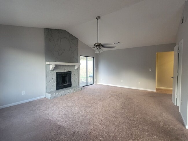 Foto del edificio - Super cute updated ranch! - Walk to Keningston Train Station - Self-Showings Available.