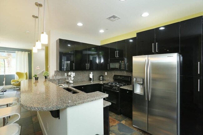 Foto del edificio - LUXURY 3BD/2.5BA TOWNHOUSE! FURNISHED!