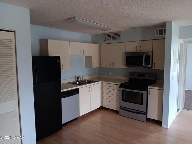Building Photo - 300 Lakepointe Dr