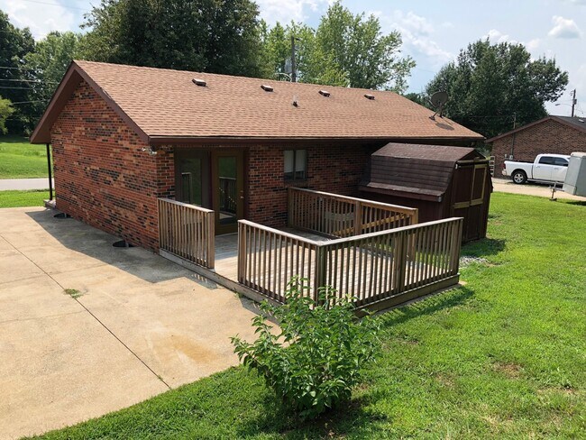 Building Photo - Charming 3- bedroom, 1 Bathroom Home In El...