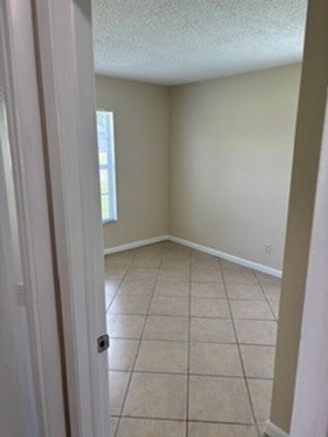 Foto del edificio - Freshly painted interior coming soon ! 3 bedroom 2 bathroom single family home