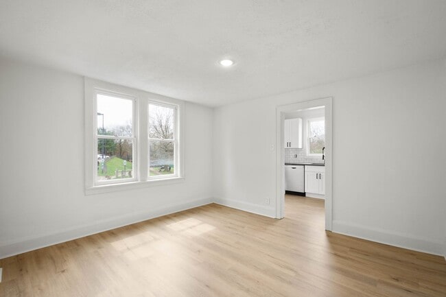Building Photo - AVAILABLE SEPT 1ST!! UPDATED 2-Bedroom END UNIT in Dormont!