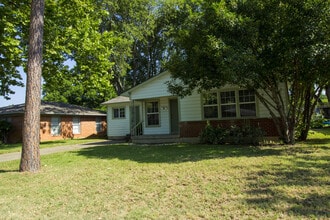 Building Photo - 1004 Crescent