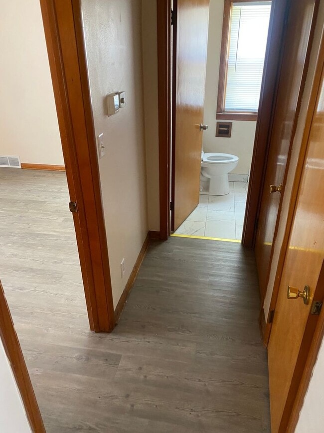 Building Photo - 3 Bedroom / 1 Bathroom - 2 Story House