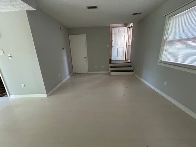 Living room - 1120 Rolling Hill Dr