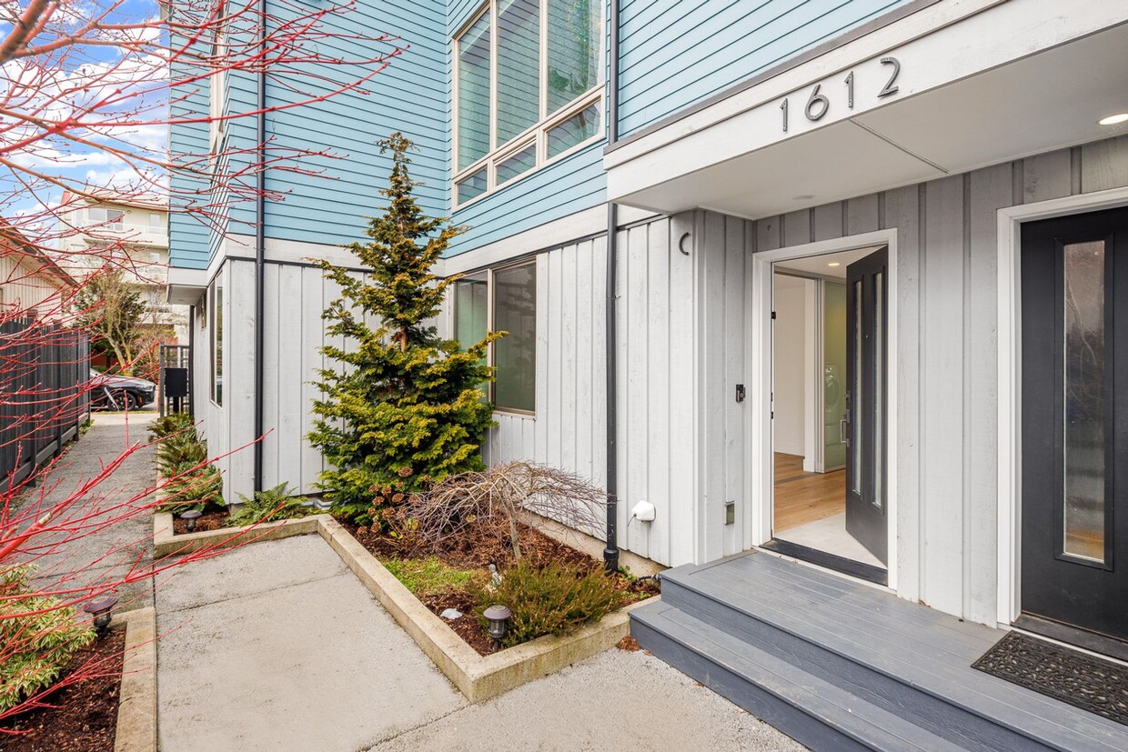 Foto principal - West Seattle Townhome - 3 Bedroom 2.5 Bath...