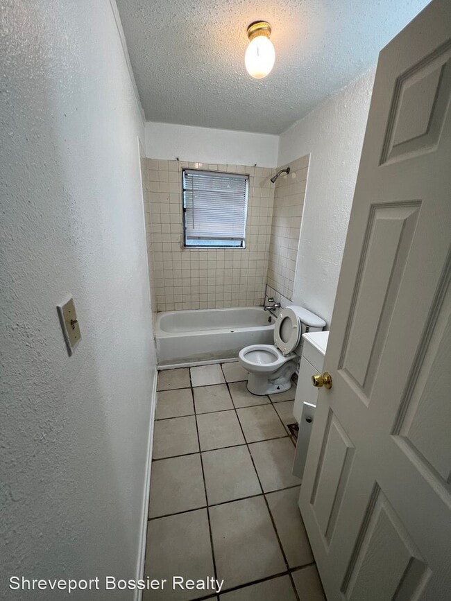 Building Photo - 3 br, 1 bath House - 685 Rainbow Dr