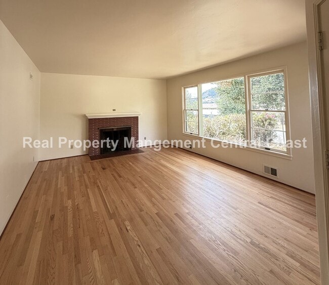 Building Photo - AVAILABLE SEPTEMBER - Large 3 Bedroom / 2 ...