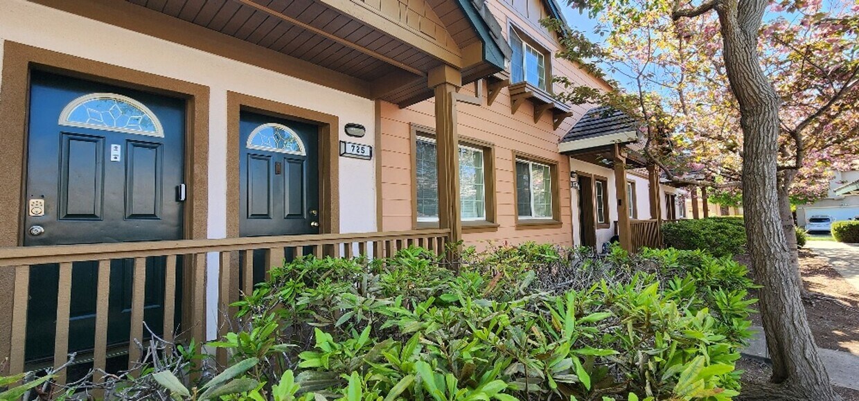 Foto principal - Cute 2 Bedroom 1 Bath Condo Daniels Avenue...