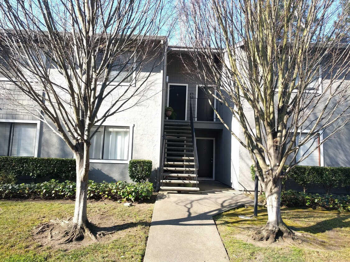 Foto principal - 900 Cambridge Dr