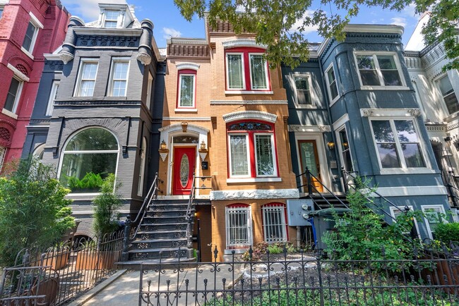 Building Photo - Lovely 2 BR/2.5 BA Apartment near Noma II!