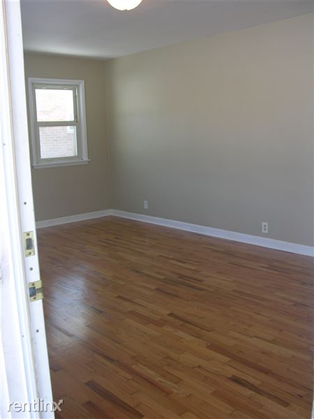 Building Photo - 203 E Oak St