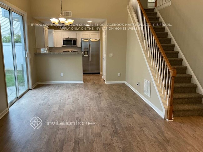 Building Photo - 573 W Oaks Dr