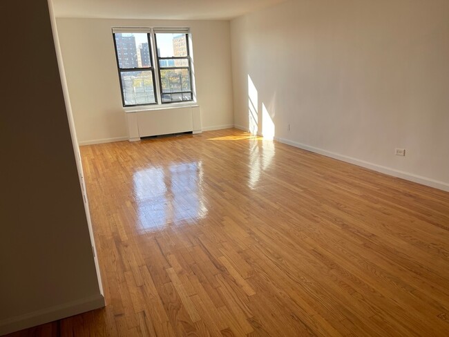 Foto del edificio - 23-35 Broadway Unit 4 E
