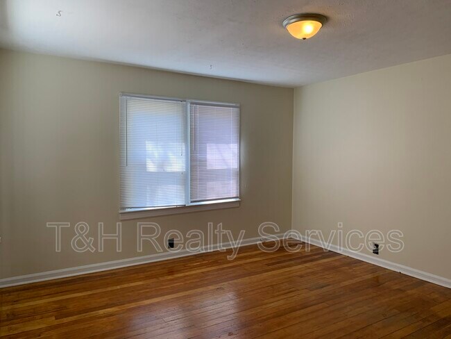 Building Photo - 4640 Kingsley Dr