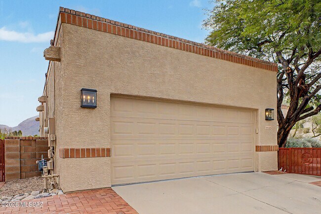 Foto del edificio - 5555 N Cres Ridge Dr