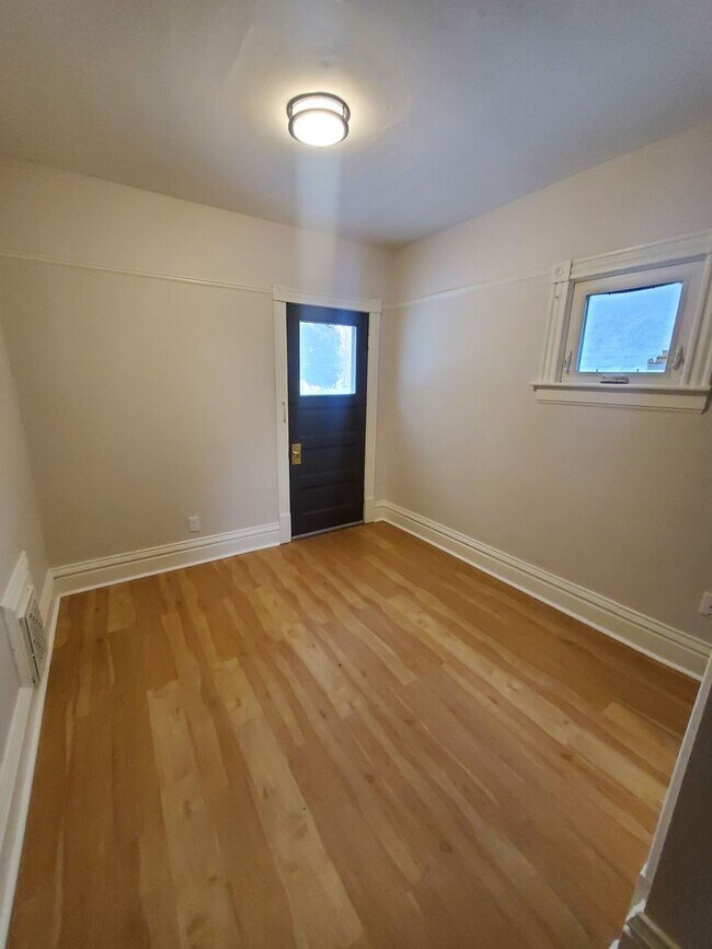Foto del edificio - 1578-1580 S 72nd St. (Duplex)