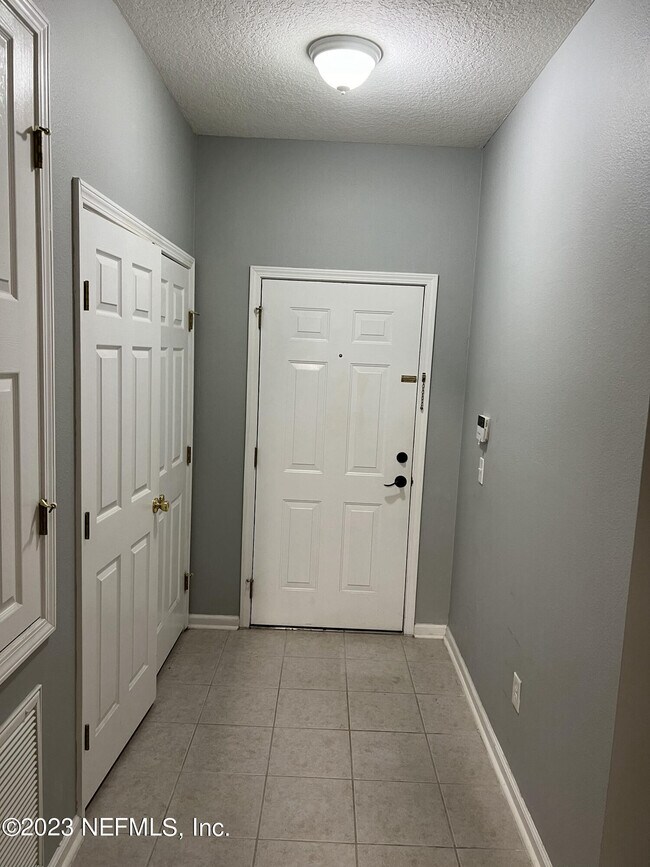 Foto del edificio - 7801 Point Meadows Dr