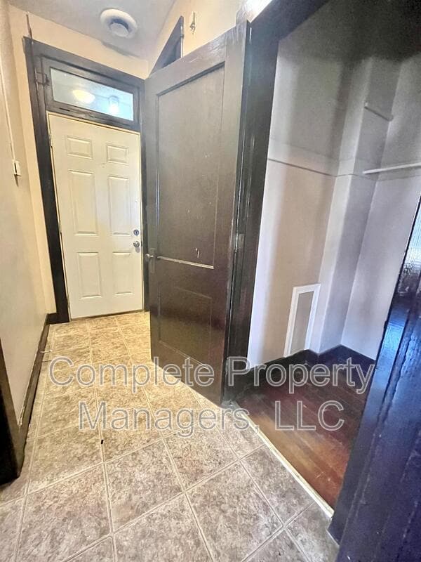 Foto del edificio - 325 E Washington St