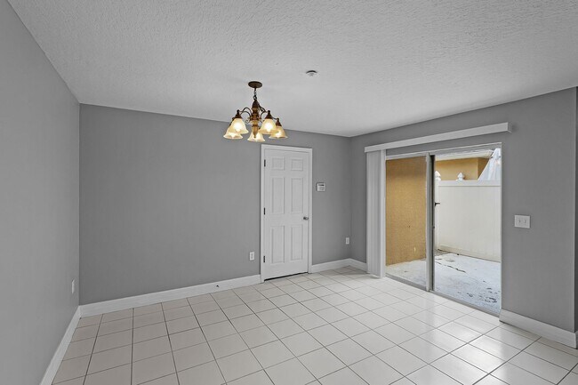 Building Photo - 2/2.5/2 Plus Loft in Gated Winter Garden C...