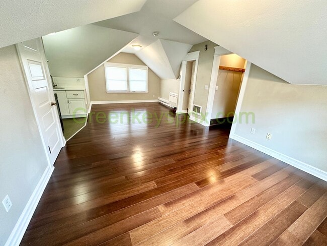 Building Photo - Gorgeous 1 Bedroom 1 Bath Top Floor Unit i...