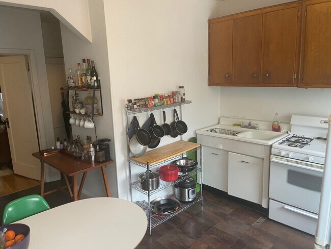 Building Photo - Prime Cobble Hill One Bedroom