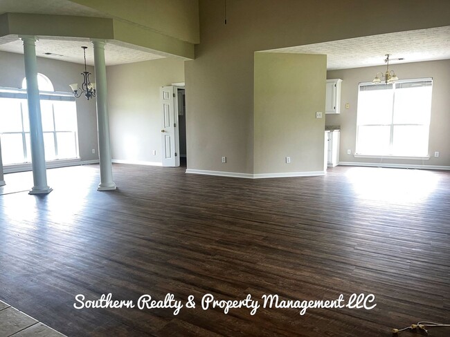Building Photo - Fine Silver Living in Silver Pointe