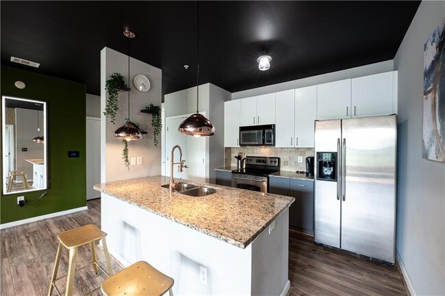 Building Photo - 898 Oak St SW