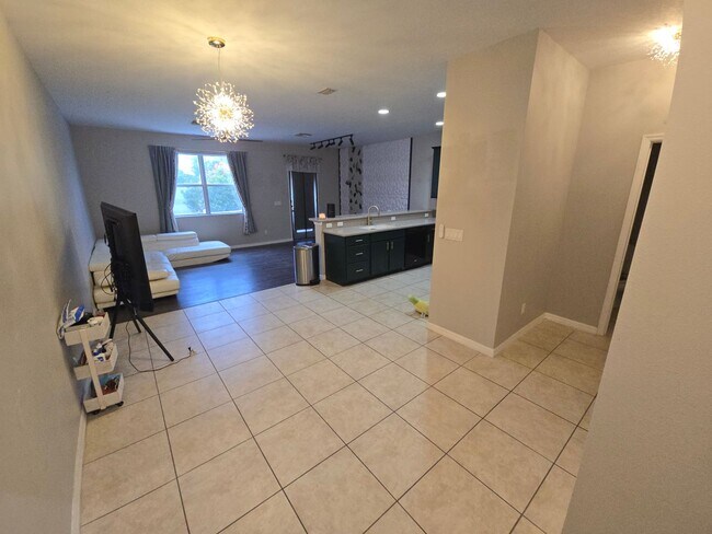 Building Photo - Modern 3 Bedroom 2.5 Bath in Gibsonton
