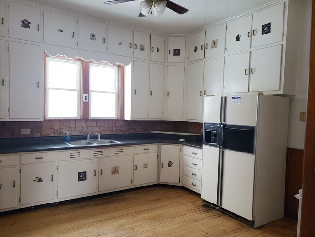 Building Photo - 5 Bedroom 2 bathroom home in Wausau!