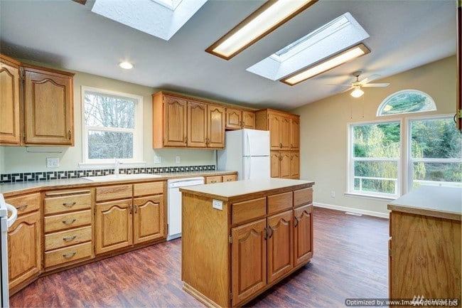 Kitchen - 1173 E Bush Point Rd