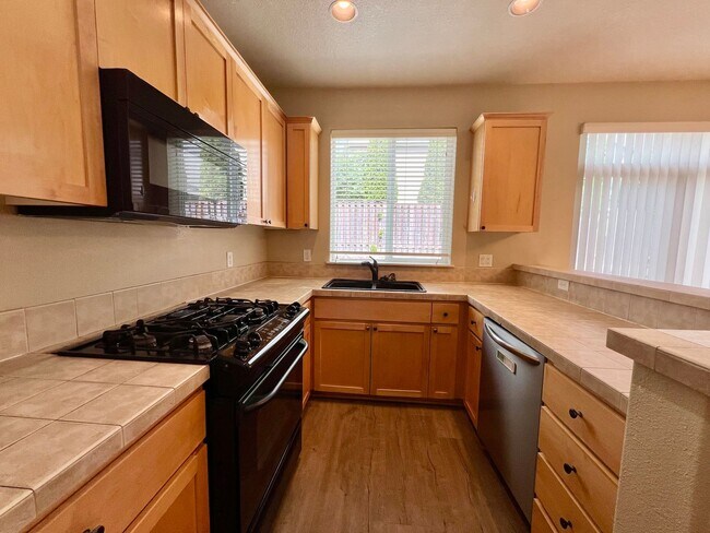 Foto del edificio - Beautiful 3-Bedroom Home in Hillsboro’s Desirable Arbor Roses Community!