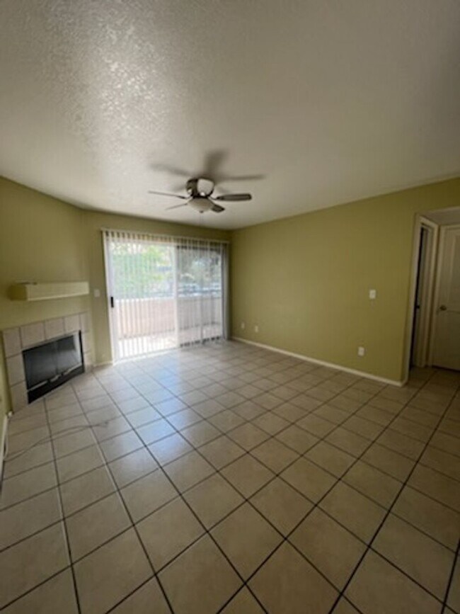 Building Photo - 1 Bedroom Condo Located in Canyon Willow!!