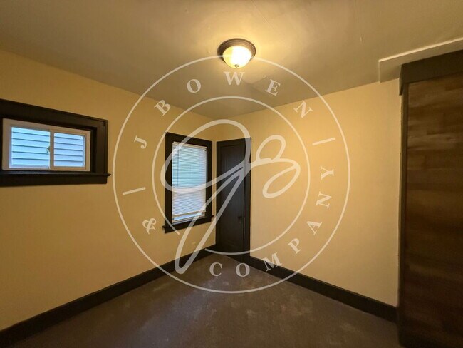 Foto del edificio - "Charming 2-Bedroom Home with Gleaming Har...