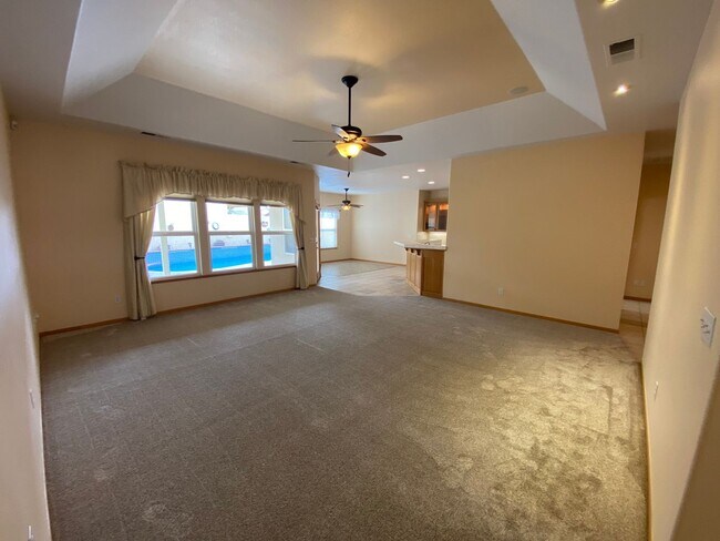 Foto del edificio - Beautiful Spacious& Cozy Home Rent Ready!