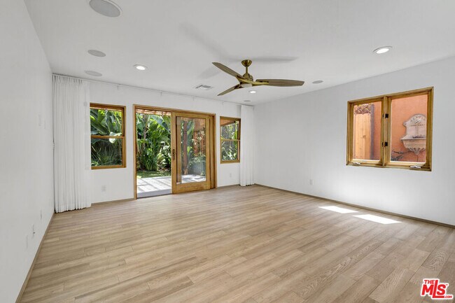 Foto del edificio - 1138 1\2 N Poinsettia Pl