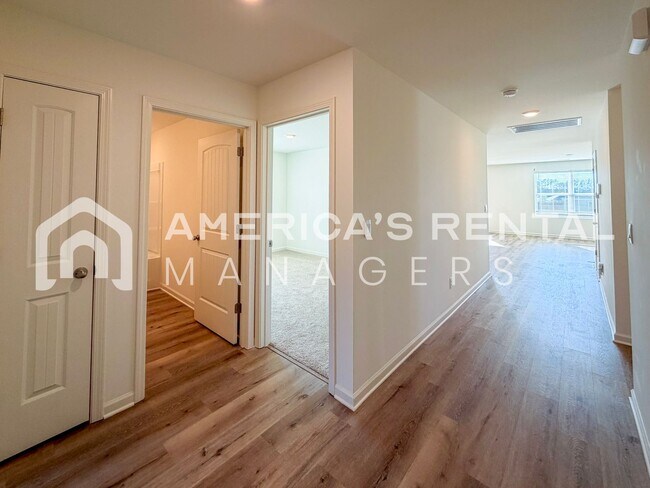 Foto del edificio - Corner Lot Comfort with a Bright Open Layout