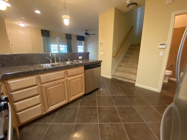 Foto del edificio - Spacious 2BD Condo with Loft & 2-Car Garage Near Intel and Willow Hill Park