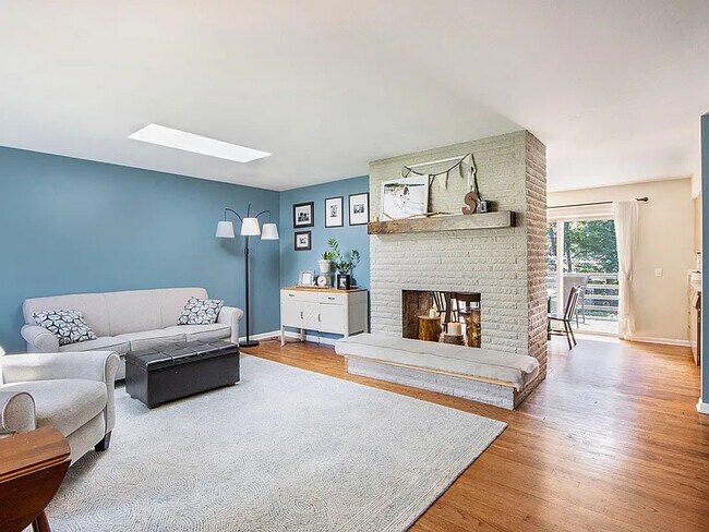 living room - 2909 Crestview Ave