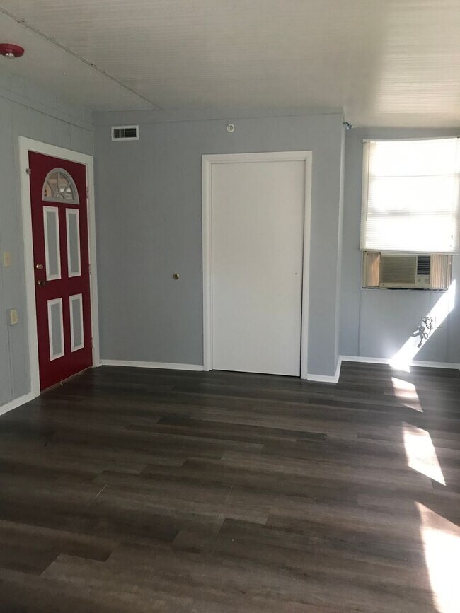 Building Photo - Large 6BR/4.5BA home in a great location c...