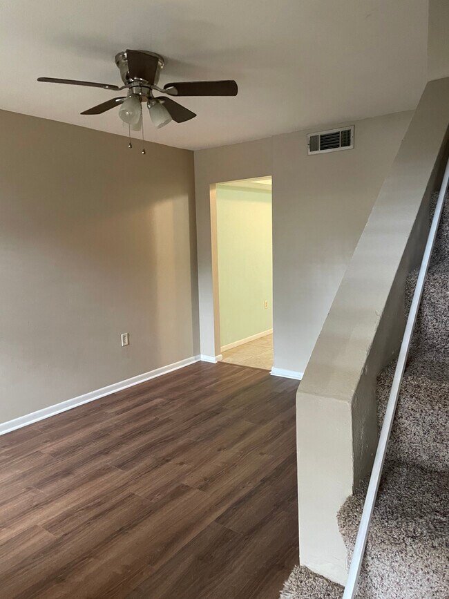 Sala de estar con escaleras - 46 Wright Pkwy NW
