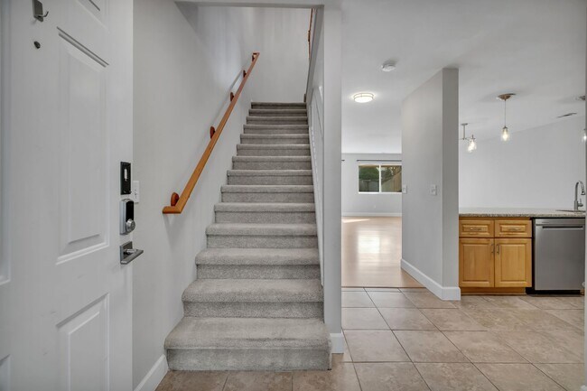 Building Photo - SILVER FIRS 3 BED 2.5 BATH TOWNHOUSE AVAILABLE NOW