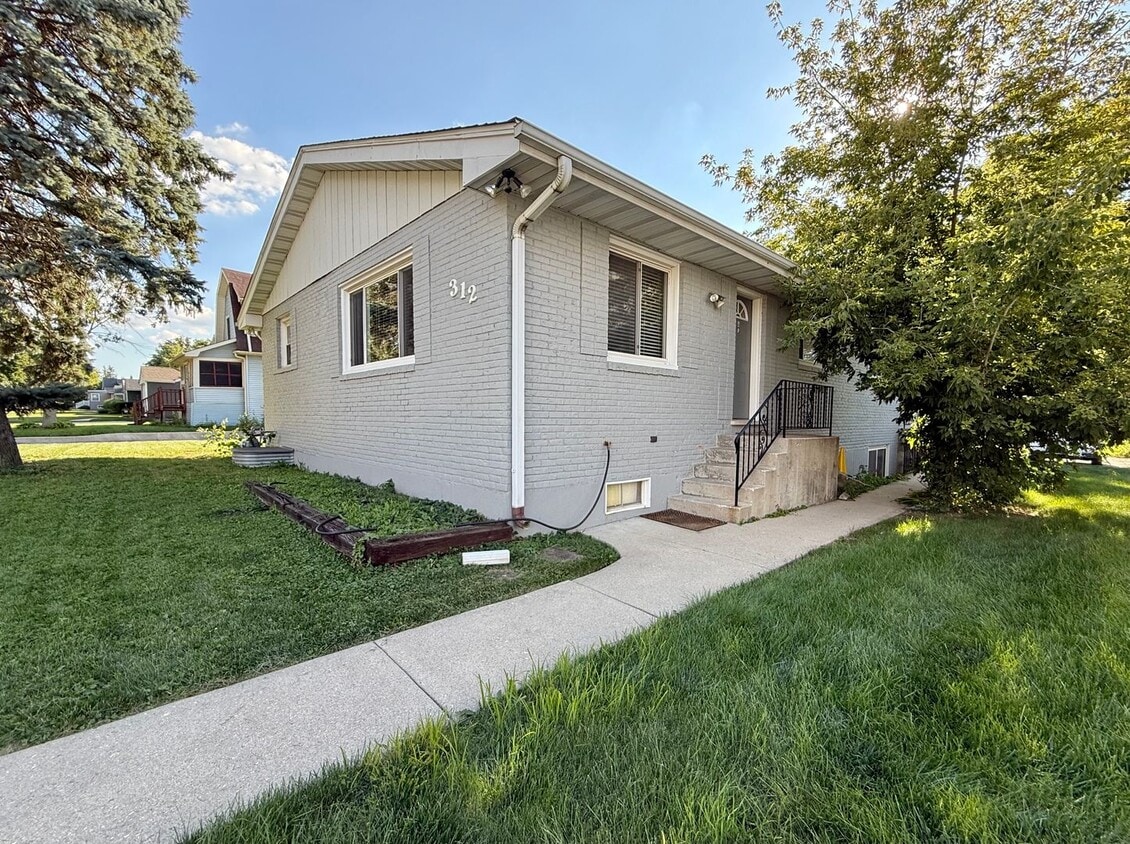 Primary Photo - Awesome 2 Bed/1 Bath Duplex Unit! In-Unit ...