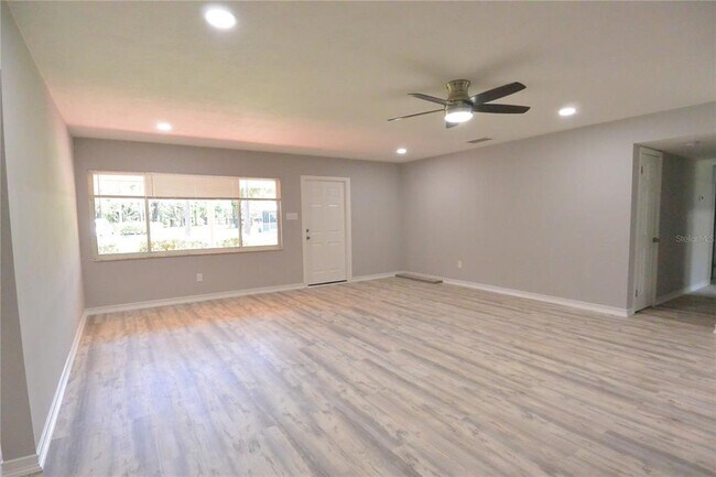 Building Photo - 5476 Lake Le Clare Rd