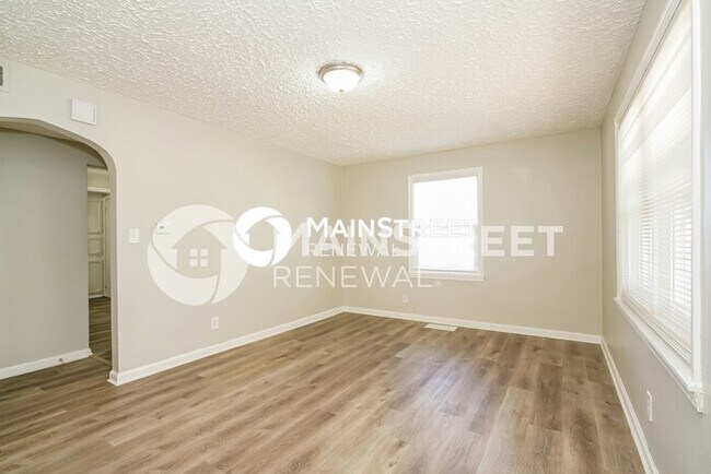 Foto del edificio - 2 Bedroom Pet-Friendly Home in Indianapolis, IN with Main Street Renewal