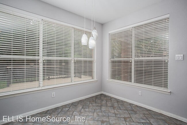 Foto del edificio - 4 br, 2.5 bath House - 1330 Clear Creek Dr.