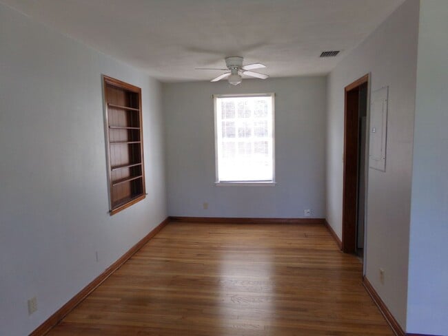 Building Photo - Charming Three Bedroom Home- Newly remodled Kitchen