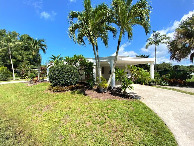 Foto del edificio - ** SOUTH NAPLES ** 4 BED / 3.5 BATH - POOL HOME - NO HOA! - PET OK - ANNUAL RENTAL