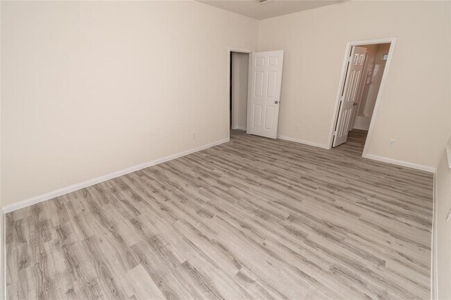 Building Photo - 2121 Middle Rdg Dr